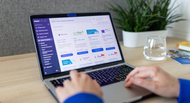 Ecommerce-virtual-assistant-working-on-laptop-1024x683